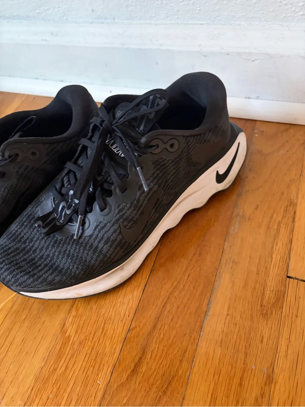 Nike Women’s Motiva’s Walking Shoes (Black / White) US 8